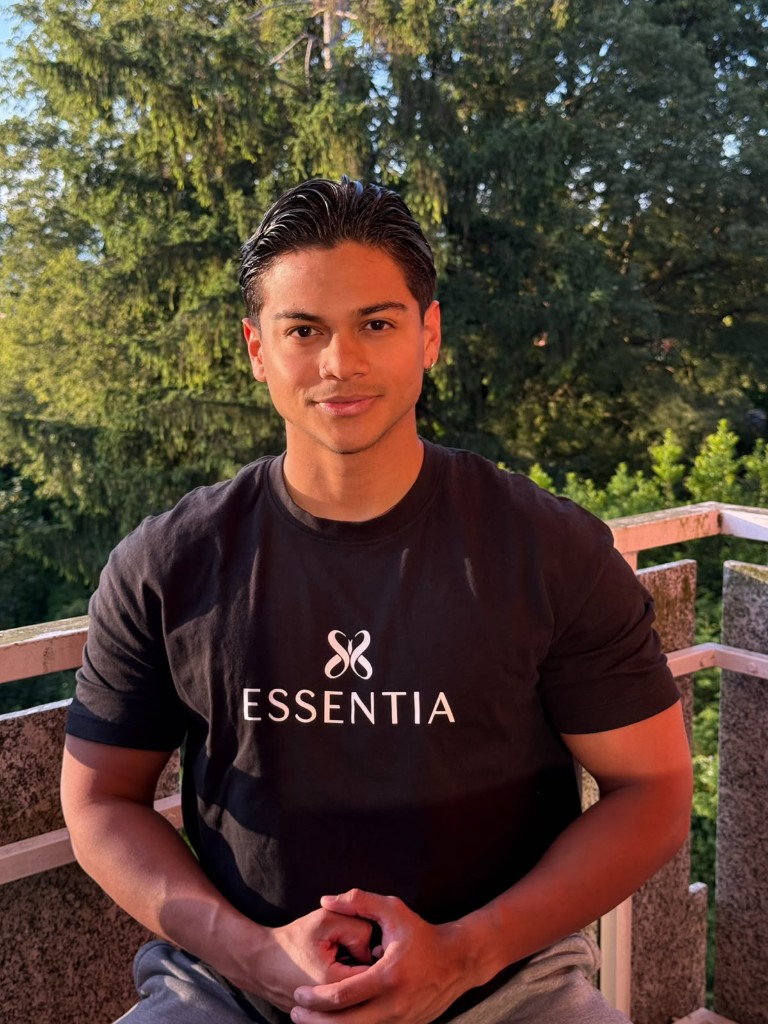 Coach de ESSENTIA sentado al aire libre con camiseta de la marca